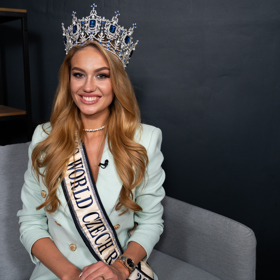 Adéla Štroffeková ve studiu Extra.cz. 