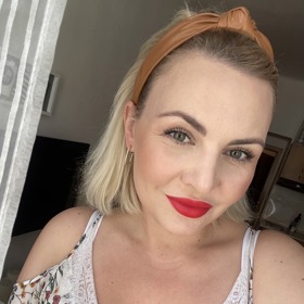 Zástupkyně šéfredaktorky Lifee Kristina Vodičková je redakční odbornicí nejen na dekorativní kosmetiku Její impozantní sbírka rtěnek čítá i tento krásný odstín od značky Fenty Beauty.