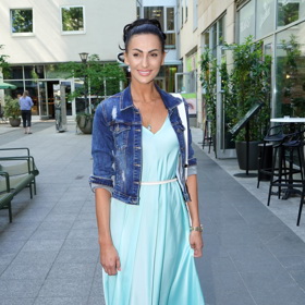 Eliška Bučková oblékla džínovou bundu k tyrkysovým saténovým šatům. 