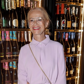 Jitka Asterová nosí retro model dioptrických brýlí.