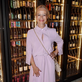 Herečka sladila fialkové šaty se zlatavými doplňky.