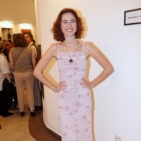 Dcera Báry Munzarové a herce Jiřího Dvořáka Anna Dvořáková do divadla vyrazila v něžných vrstvených šatech na ramínka.