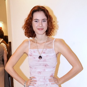 Anna Dvořáková svůj model doplnila nepřehlédnutelným barevným líčením s výraznými bílými linkami.