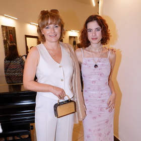 Barbora Munzarová v doprovodu dcery Aničky Dvořákové na premiéře v Divadle Lucie Bílé.