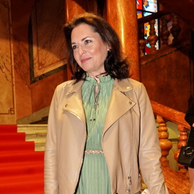 Herečka a zpěvačka Bára Kodetová oblékla k večerním šatům béžový kožený křivák.