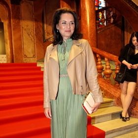 Herečka a zpěvačka Bára Kodetová vypadá v koženém křiváku trendy a mladistvě.