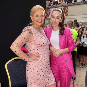 V růžovém kalhotovém kostýmu přišla do pražského parku Grébovka influencerka Petra Lovely Hair.