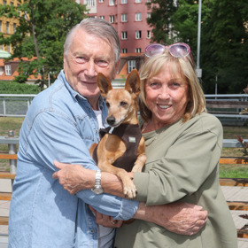 Herec Josef Dvořák se svou ženou Jarmilou a pejskem, kterého se ujali.