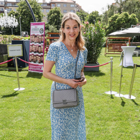 Bílé tenisky jsou mladistvým módním doplňkem a herečka Sabina Laurinová je nosí s oblibou. 