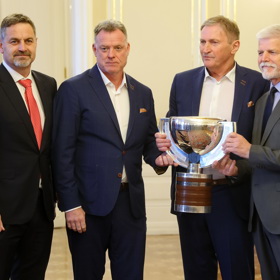 Petr Pavel si na pohár také sáhl.