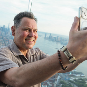 Zpěvák Pavel Vítek se aktuálně nachází v Americe, z čehož také podvodník těží, když z žen láká peníze. 