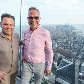 Pavel Vítek se svým životním partnerem Janisem Sidovským.