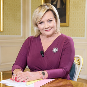 Politička Alena Schillerová dá v šatníku občas šanci i výrazným barvám.