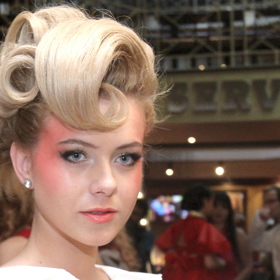 Veronika Machová, manželka hokejisty Romana Červenky, si vyzkoušela také extravagantní líčení a netypické účesy.