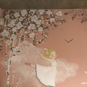 Stěny dětského pokoje jsou vymalované originální malbou. 