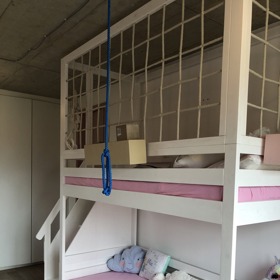 Pokoji dominuje dvoupatrová postel vyrobená na míru.