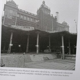 Výstavba vestibulu stanice Muzeum byla velmi náročná, ale skýtala nevšední pohledy na historickou budovu Národního muzea.