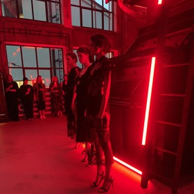 Rudé nasvícení, těžká atmosféra, křehké a něžné luxusní prádlo.Tereza Vu představila svou novou kolekci.