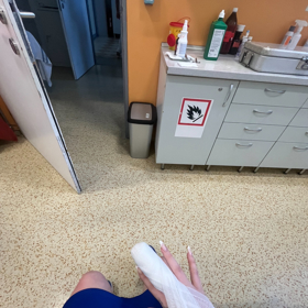 Po ošetření v ordinaci Mia odcházela s výmluvně vytrčeným prostředníčkem.