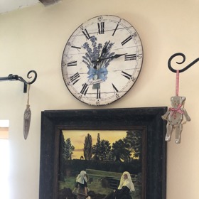 Oblíbená dekorace v mnoha kuchyních, hodiny, nechybí ani u Míši.