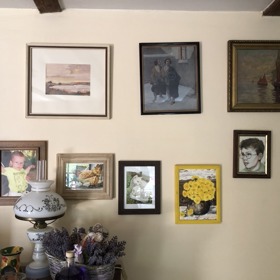 Stěna plná obrázků u Michaely Kuklové.