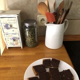 Míša upekla pro štáb Lifee skvělý perník politý čokoládou.