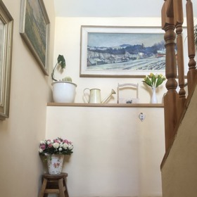 Schodiště do patra, kde má Míša šatnu, jsou hezké dekorace.