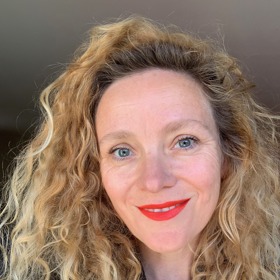 Módní redaktorka Lifee.cz Jana Elfmarková se z kudrnatých vlasů většinou raduje. Zná ale také náročnost péče o své přírodní lokny. 