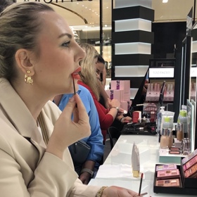 Zástupkyně šéfredaktorky Kristina je milovnicí kosmetiky a měsíčně vyzkouší desítky produktů, na které ráda předává zpětnou vazbu. 