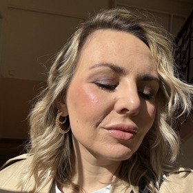 Celý make-up na slunci, kde více vynikne jeho "glow" efekt, který je aktuálně trendy. 