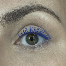 Čistě modrá řasenka na očích bez podkladu. Oči nevypadají tak unaveně jako jen s růžovou.