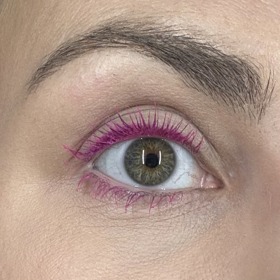 Řasenka v růžové barvě přímo na řasách, bez černého podkladu.