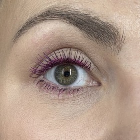 Zde už v kombinaci s černou řasenkou, oko je výraznější a růžová je jen jako zajímavý detail líčení.