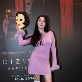 Zpěvačka Pam Rabbit vynesla do kina lila minišaty s dlouhým rukávem, které doplnila masivními bílými kozačkami. 