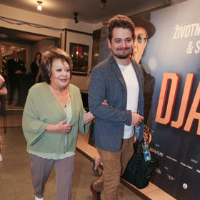 Jiřina Bohdalová se ve společnosti často objevuje po boku svého vnuka. Model v pastelových tónech jasně reprezentuje její styl. Ležérní, ale s prvky nestárnoucí elegance. Stejně nadčasová je i barevnost, ta ale každý takový model příjemně osvěží.