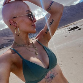 Barbora Kropáčková přitom měla všechny krevní testy v pořádku. Nebyla ve stresu, zdravě se stravovala a hodně sportovala. Jediným vysvětlením tak byla reakce jejího organismu na prsní implantáty.