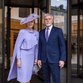 Prezidentský pár Petr Pavel a Eva Pavlová během korunovace krále Karla III. v Londýně.