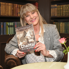 Chantal Poullain vydala novou knihu Život na kolotoči, kde popisuje také svůj vztah ke svým dvěma mladším sestrám Beatrice a Patricii.