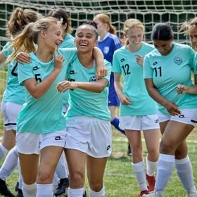 Lvice: Čtrnáctiletá Rosi žije pro fotbal, pro své přátele a rodinu. Spoustu z toho však ztrácí ve chvíli, kdy se s rodiči a bratrem přestěhuje do Nizozemska. Naštěstí se v novém prostředí nemusí dlouho protloukat sama, protože potkává dobrosrdečnou Jitte, která ji přivede do fotbalového týmu. Jako nováček nemá na růžích ustláno a musí bojovat o své místo v základní sestavě. Má však výjimečný talent, a to se některým spoluhráčkám moc nelíbí... 