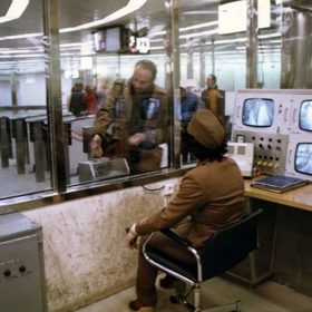 Metro bylo otevřeno 9. května 1974.