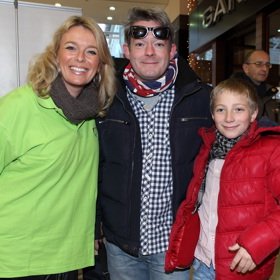 Aleš Háma se svým starším synem a kolegyní, herečkou Lucií Benešovou.