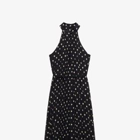 Šaty halter neck s drobnými puntíky jsou velmi stylovou variantou letního střihu. (Mango, 1 999 Kč)