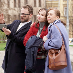 Adam Ernest, Jana Plodková a Zuzana Stivínová během natáčení seriálu Náhradníci.