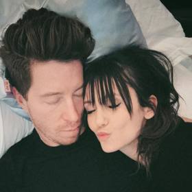 Nina Dobrev cestovala s přítelem Shaunem Whitem po světě.