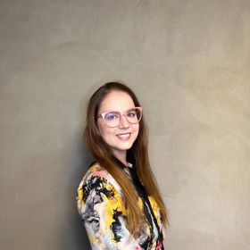 Redaktorka magazínu Lifee.cz Veronika Nováková před zásahem kadeřnice Petry Vavruškové. Nebarvené vlasy postrádaly moderní střih a tvar. 