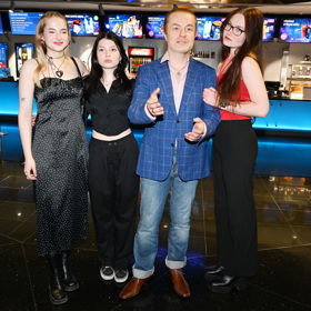 Pavel Šporcl s dcerami Violetou, Sophií a nevlastní Lily. 