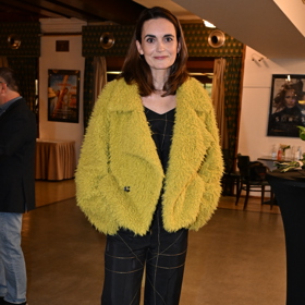 Moderátorka Daniela Brzobohatá vynesla do společnosti svůj oblíbený zeleno-žlutý kabátek, kterým doplnila černý overal.