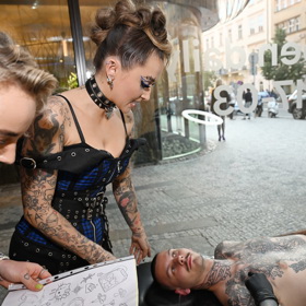 Na release party nemohl chybět ani tetovací koutek, každý z hostů mohl odejít s novou kérkou.