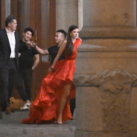 Uber přijíždí, Jágr s Branišovou a kamarády se odebírá k vozu.