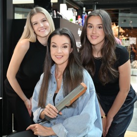 Také dcery Ivy Kubelkové hledají po domě a na zahradě dárečky od velikonočního zajíčka.